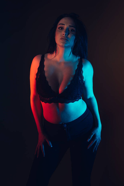 Además de modelo de moda sexy de tamaño en lencería, mujer gorda con gran pecho natural acostado en el fondo del estudio negro, cuerpo femenino con sobrepeso - Foto, imagen