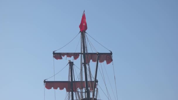 Τα κατάρτια του γιοτ με τουρκική σημαία στον καταγάλανο ουρανό. - Πλάνα, βίντεο