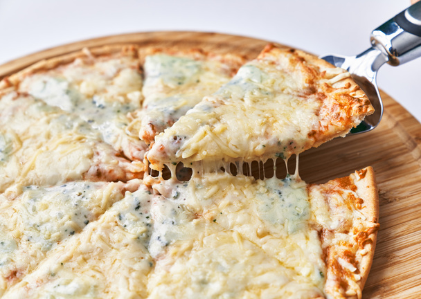  白を基調にしたおいしい4つのチーズイタリアのピザ - 写真・画像