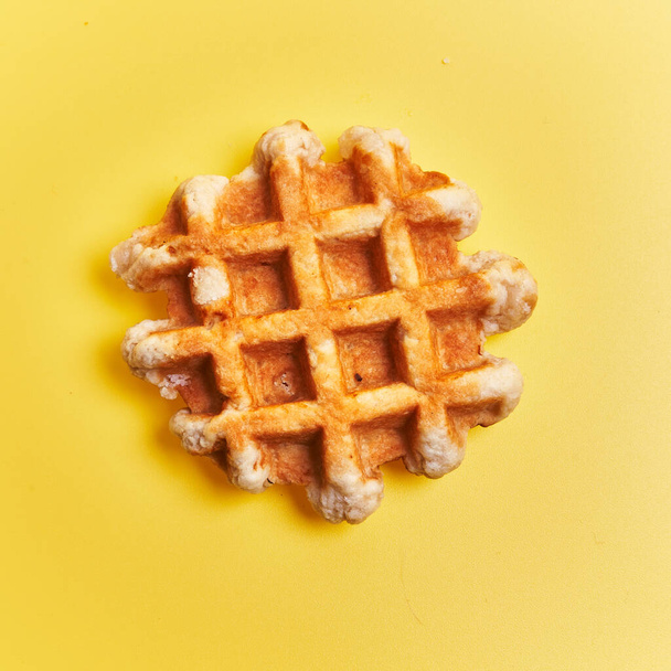 Solo delicioso waffle sobre fondo amarillo - Foto, imagen
