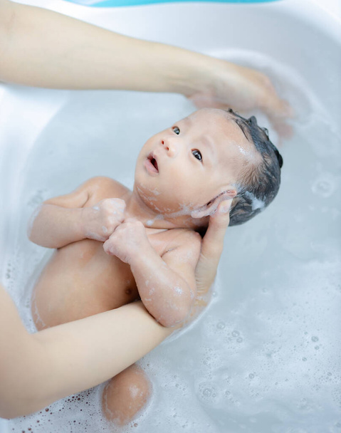 Bebê recém-nascido tomando banho em um chuveiro - Foto, Imagem