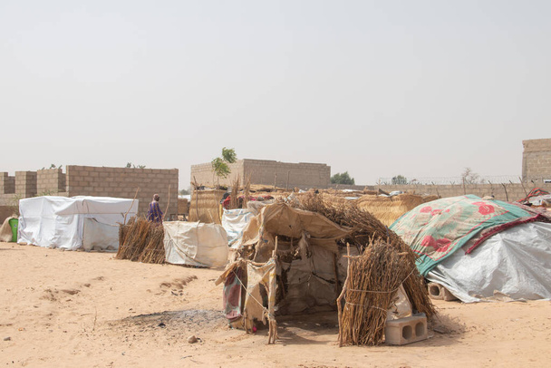 Flüchtlingslager (IDP - Binnenvertriebene) auf der Flucht vor bewaffneten Konflikten zwischen Oppositionsgruppen und der Regierung. Sehr schlechte Lebensbedingungen, Mangel an Wasser, Hygiene, Unterkunft und Nahrung - Foto, Bild