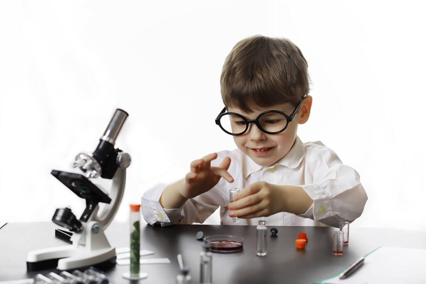 Young scientists chemists. Children's vocational guidance. Choice of profession. Doctor, laboratory assistant, chemist. - Photo, Image