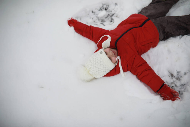 παιδιά στο χειμερινό πάρκο παίζουν με το χιόνι - Φωτογραφία, εικόνα