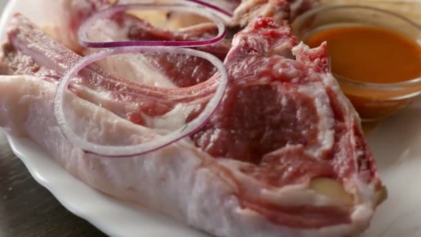 Bifteck de côtes de boeuf, cru dans une assiette - Séquence, vidéo