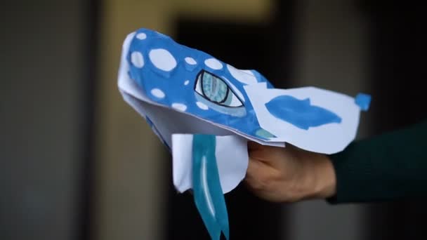 Dragón de origami azul con lengua larga en manos de niños, creación de dragones de papel, concepto de arte para niños. - Imágenes, Vídeo