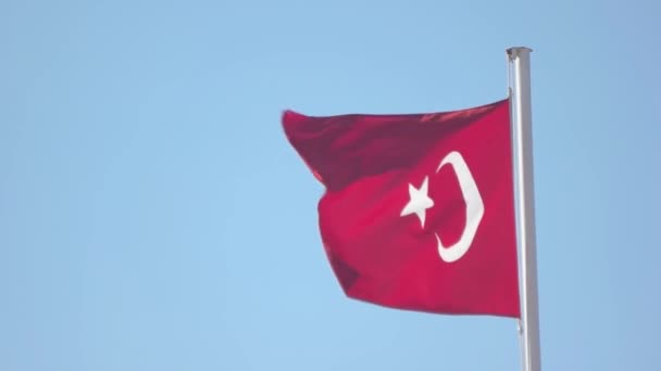 Σημαία της Τουρκίας κυματίζει στον άνεμο. Καθαρός μπλε ουρανός στο φόντο. - Πλάνα, βίντεο