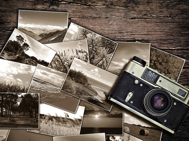 старая винтажная камера и фотографии на деревянном фоне
 - Фото, изображение