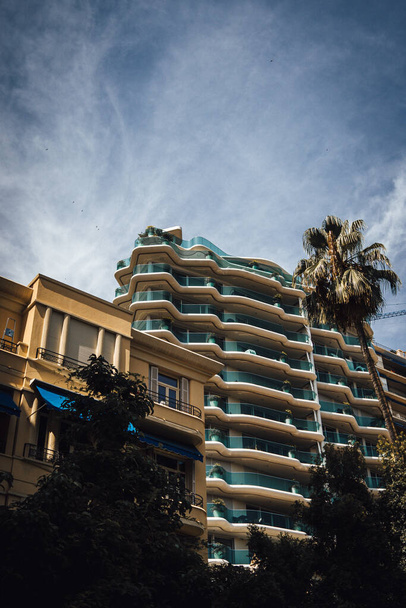 MONAC, FRANCE - Aug 07, 2021: A vertical shot of modern buildings in Monaco, France - Foto, imagen