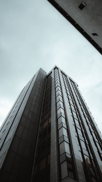 A low angle shot of a tall business building in Birmingham, England - Foto, Bild