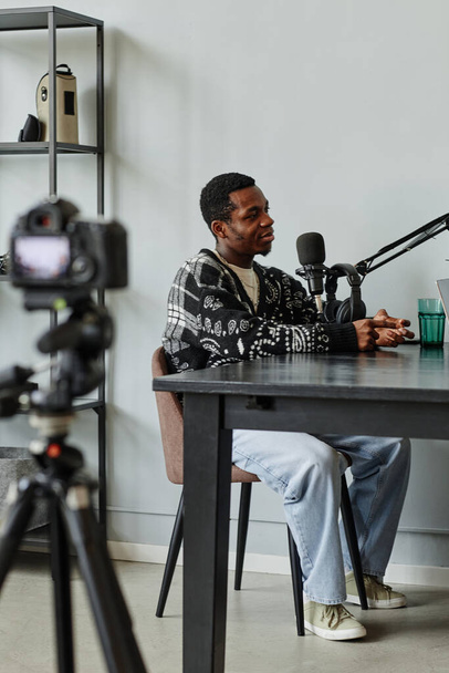 Negro hombre grabación video podcast - Foto, imagen