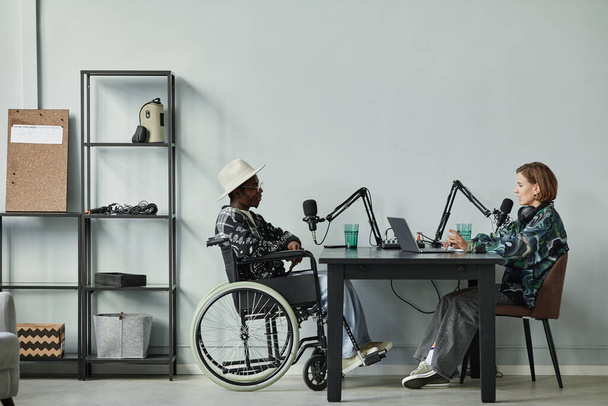 Man met een handicap opnemen Podcast - Foto, afbeelding