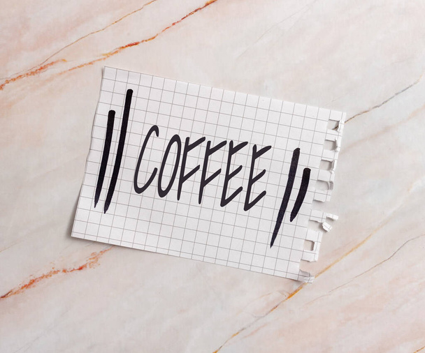 Inspiraatio osoittaa merkkejä kahvista. Sana kuumaa juomaa valmistettu paahdettuja ja jauhettuja siemeniä trooppinen pensas New Ideas Fresh Concept Creative Communications tuottava ajattelutapa - Valokuva, kuva
