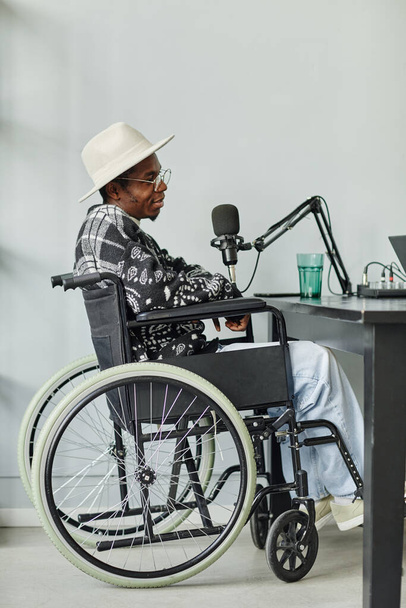 Mann mit Behinderung bei Vorstellungsgespräch - Foto, Bild
