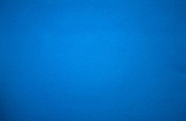 La texture du papier bleu pur pour le texte. Fond bleu.Le carton est bleu.Le papier artisanal pour les applications. - Photo, image