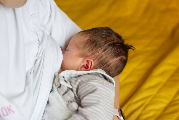 Переваги грудного вигодовування з грудним молоком. Маленька новонароджена дитина. Перший місяць життя дитини
 - Фото, зображення
