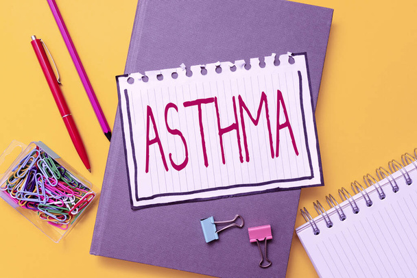 Podpis wykazujący astmę. Słowo napisane na temat stanu układu oddechowego naznaczone skurcze oskrzeli płuc Flashy School and Office Supplies Jasne nauczania i uczenia się zbiorów - Zdjęcie, obraz