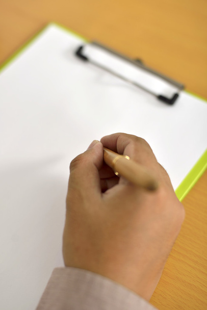 Hombre escribiendo en papel en blanco
 - Foto, Imagen