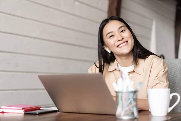Симпатичная азиатская девушка с помощью ноутбука, студент обучения или имеющие онлайн лекции, электронного обучения и дистанционного образования концепции - Фото, изображение