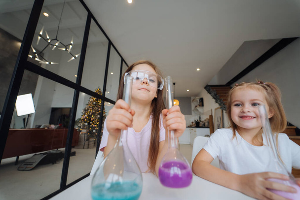 Kleine meisjes die thuis chemische experimenten doen - Foto, afbeelding