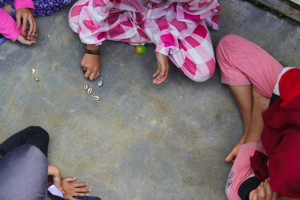 Діти грають традиційну індонезійську дитячу гру, яка називається бекелевий м'яч, бекелан або беклін, що походить з центральної Яви. - Фото, зображення