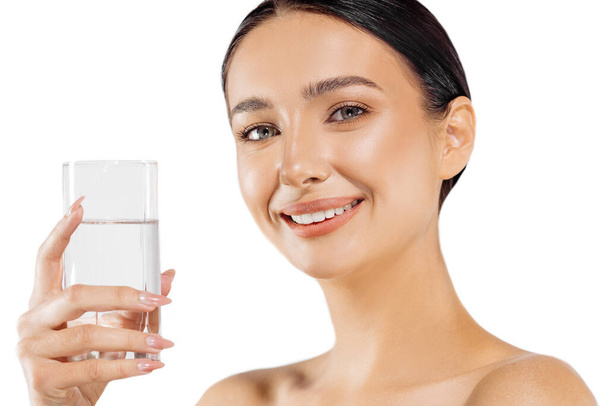 Estilo de vida saudável. feliz sorrindo jovem com um copo de água doce, mulher segurando um copo de água em um fundo branco isolado, cuidados de saúde. Bebidas. Conceito de Dieta. Alimentação saudável - Foto, Imagem