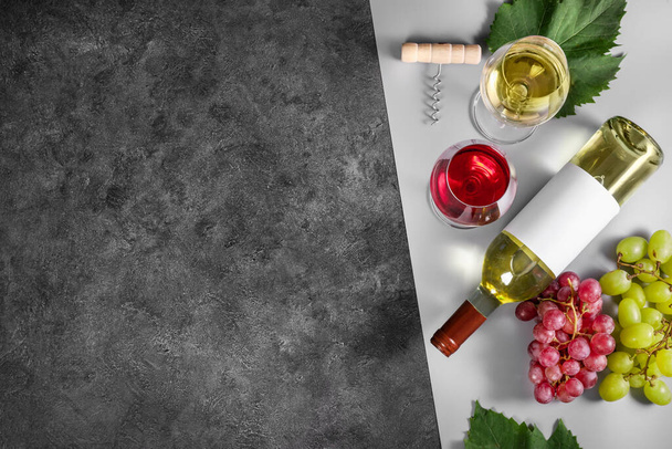 Şarap kadehlerinde kırmızı ve beyaz şarap ve koyu taştan arka planda üzüm. Üst görünüm - Fotoğraf, Görsel