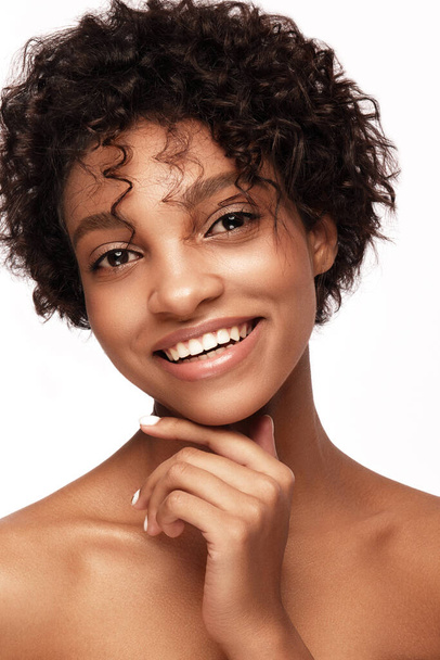 Afrikai amerikai bőrápoló modellek tökéletes bőrrel és göndör hajjal. Szépségfürdő kezelési koncepció. - Fotó, kép