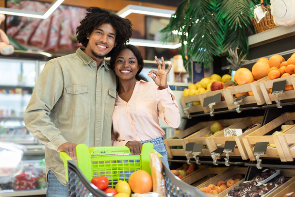 noir couple gestuelle ok faire épicerie shopping posant dans supermarché - Photo, image