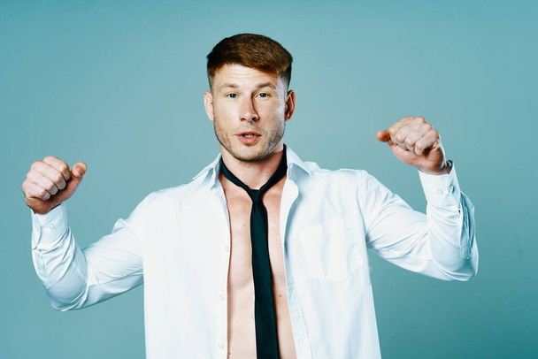 sporty man in unbuttoned shirt with muscle tie posing - Foto, Imagen