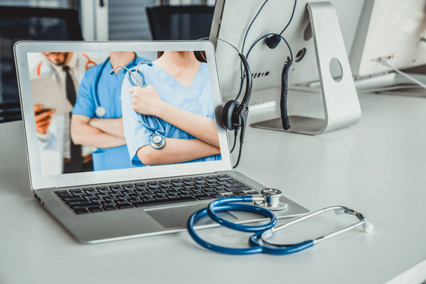 Telelääketieteen palvelun online video puhelu lääkärille aktiivisesti keskustella potilaan kanssa - Valokuva, kuva