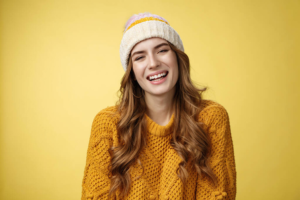 Close-up coqueta coqueta guapa feliz sonriente mujer riéndose divirtiéndose disfrutando interesante divertida conversación sonriendo alegremente usando cálido y acogedor sombrero de pana, suéter de punto - Foto, imagen