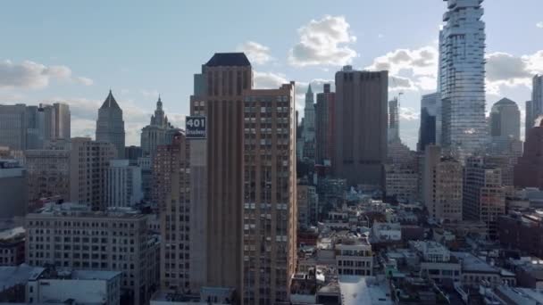 Avante voar em torno de 401 Broadway edifício de escritórios de elevação. Arranha-céus icónicos no centro, ao fundo. Manhattan, Nova Iorque, EUA - Filmagem, Vídeo