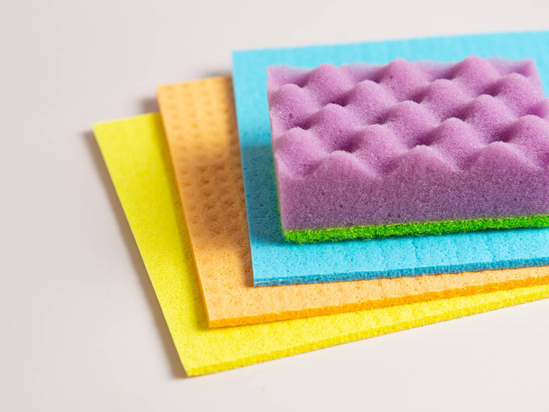Esponjas y trapos de limpieza sobre fondo púrpura - Foto, Imagen
