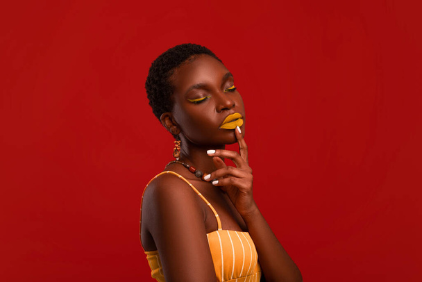 Primer plano retrato de sensual mujer negra brillante, espacio de copia - Foto, Imagen