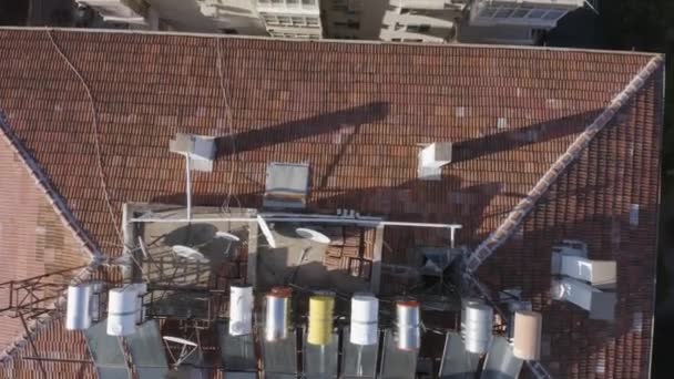 Słoneczne panele fotowoltaiczne na dachu budynku mieszkalnego do produkcji czystej energii elektrycznej. - Materiał filmowy, wideo