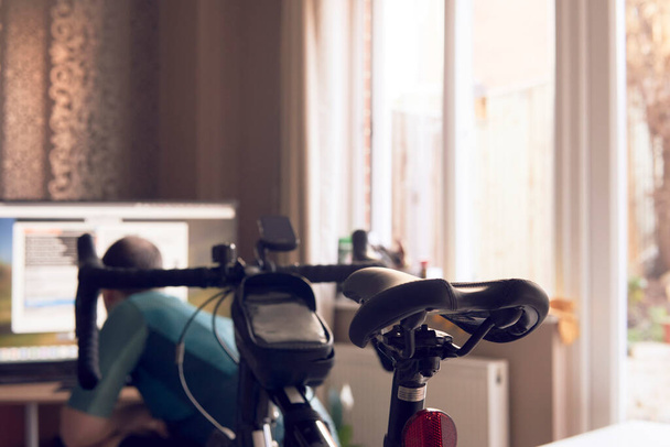 Člověk připravuje online cyklistiku virtuální reality. trénink na kole doma. Kryté cykloturistiky v zimě. - Fotografie, Obrázek