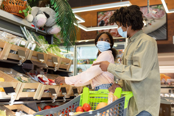 Pareja Milenial Negra Comprando Comestibles y Verduras Comprando en el Supermercado - Foto, Imagen