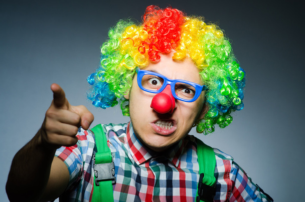 Lustiger Clown vor dunklem Hintergrund - Foto, Bild