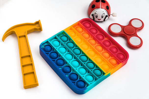 Fidget Pop it Spielzeug Regenbogenfarbe, Antistress, Spaß und Bildung - Foto, Bild