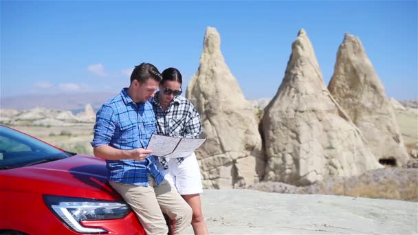 Happy couple on summer vacation in famous place. Cave formations. - Footage, Video