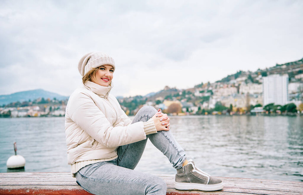 Εξωτερική πορτρέτο της χαρούμενης νεαρής γυναίκας απολαμβάνοντας ωραία βόλτα από τη λίμνη της Γενεύης στο Montreux της πόλης, Ελβετία - Φωτογραφία, εικόνα