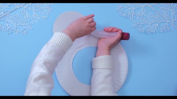 Покрокова відеоінструкція різдвяного сніговика з паперової тарілки. Крок 3
. - Кадри, відео