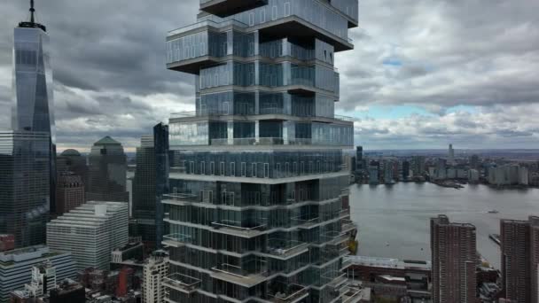 軌道は、ワンワールドトレードセンターやその他のダウンタウンの高層ビルを背景にジェンガタワー周辺で撮影しました。米国ニューヨーク市マンハッタン - 映像、動画