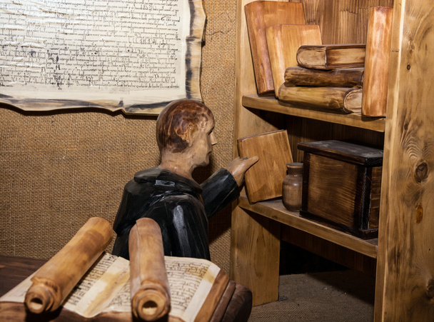 Estatua de monje en la biblioteca del monasterio
 - Foto, Imagen