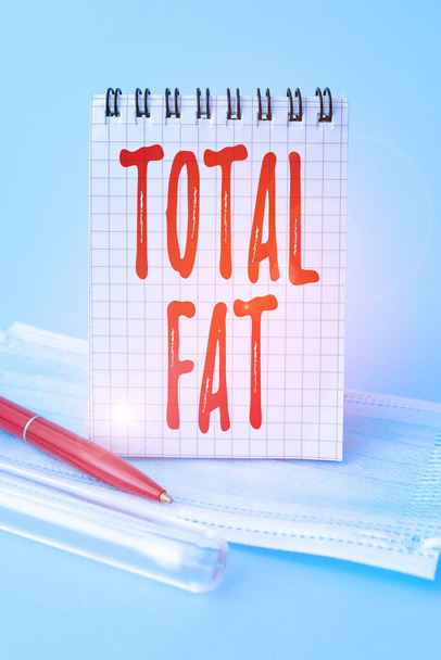 Текст, показывающий вдохновение Total Fat. Слово, написанное на комбинированном значении различных типов жиров, показанных на этикетке Запись важных медицинских заметок Лабораторное тестирование новой вирусной медицины - Фото, изображение
