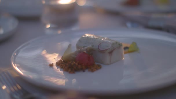 Concept de repas et de loisirs - un peuple dînant à table avec de la nourriture et une bonne lumière - Séquence, vidéo