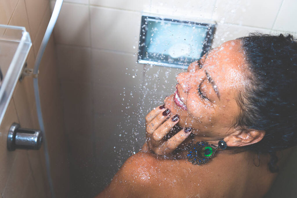 Banyoda kendini yıkayan bir kadının portresi. Salvador, Bahia, Brezilya. - Fotoğraf, Görsel