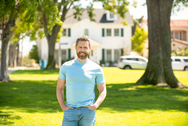 boldog szakállas férfi áll ház háttér, tulajdon - Fotó, kép