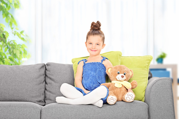 Girl with teddy bear on sofa - Foto, Imagem